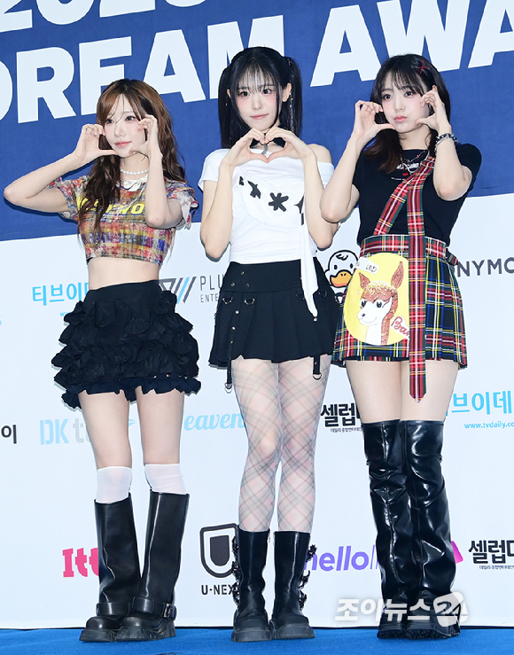 그룹 큐더블유이알(QWER)이 21일 오후 서울 잠실실내체육관에서 열린 '2025 케이 월드 드림 어워즈'(2025 K WORLD DREAM AWARDS)에 블루카펫 행사에 참석하고 있다. [사진=정소희 기자]