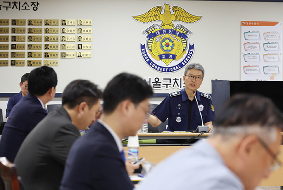 12·3 비상계엄과 관련해 특검의 수사를 받는 윤석열 전 대통령이 지난 9일 서울 서초구 서울중앙지법에서 열린 영장실질심사에 취재진의 질문을 받으며 출석하고 있다. [사진=연합뉴스]