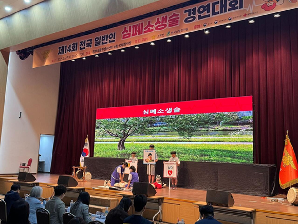 전국 일반인 심폐소생술 경연대회에 참여자가 위코멧이 지원한 심폐소생술 평가장비 브레이든 프로 마네킹으로 심폐소생술을 진행하고 있다. [사진=위코멧]
