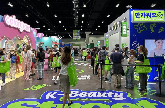 지난 7월 미국 LA 컨벤션센터에서 막을 연 '케이콘(KCON) LA 2024'의 한국 화장품 홍보 공간 'K 뷰티 스트리트'가 관람객들로 붐비고 있다. [사진=연합뉴스]