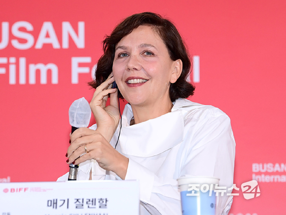 배우 겸 영화감독 매기 질렌할이 7일 부산 해운대구 영화의전당에서 열린 제31회 부산국제영화제 '플레시 임팩트' 기자회견을 갖고 있다. [사진=정소희 기자]