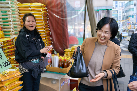 이수희 강동구청장이 2월 5일 암사종합시장을 방문한 모습. [사진=강동구]