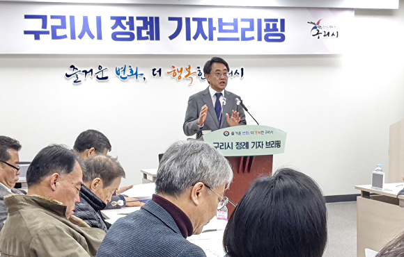 15일 시청 종합상황실에서 열린 정례 기자브리핑에서 김문수 경제재정국장이 발언하고 있다. [사진=구리시]