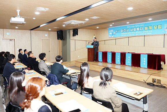 파주시, 제1회 사회복지 통계 토론회 현장에서 김경일 시장이 토론 전 격려하고 있다. [사진=파주시]