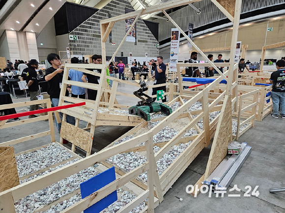 미들 디비전 경기에 출전한 'HULKS' 팀의 휴머노이드가 골을 성공시키자 선수들이 환호하고 있다. [사진=설재윤 기자]