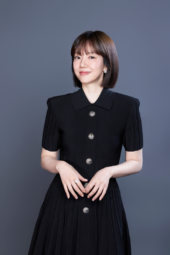 배우 임수정이 '파인:촌뜨기들' 인터뷰를 앞두고 사진 촬영을 하고 있다. [사진=월트디즈니 컴퍼니 코리아]