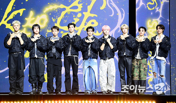 [종합] &quot;韓음방 1위→롤라팔루자 가고파&quot;…앤팀, 3년만 K팝 본고장 데뷔