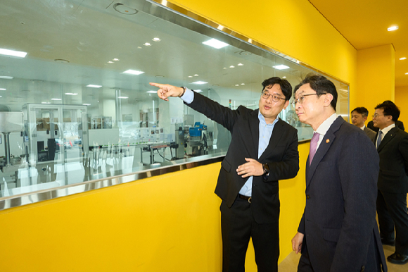 이승하 대웅제약 본부장(왼쪽)이 이억원 금융위원장에게 오송 스마트 공장의 생산 공정을 설명하고 있다. [사진=대웅제약 제공]