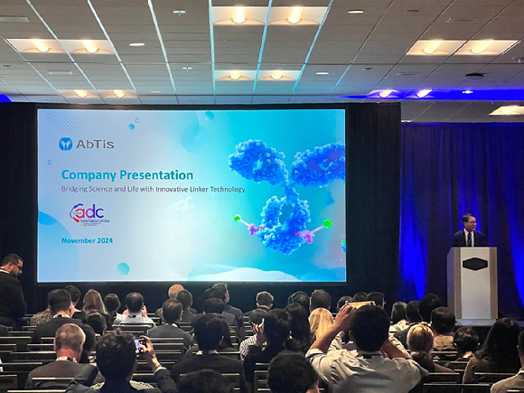 앱티스 관계자가 지난해 열린 '월드 ADC'에서 앱클릭 기술력을 발표하는 모습. [사진=앱티스 제공]