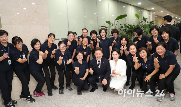 제21대 대통령 취임식이 열린 4일 오전 서울 여의도 국회에서 이재명 대통령이 취임식을 마친뒤 청소근로자들과 인사를 하고 있다. [사진=국회시잔취재단]
