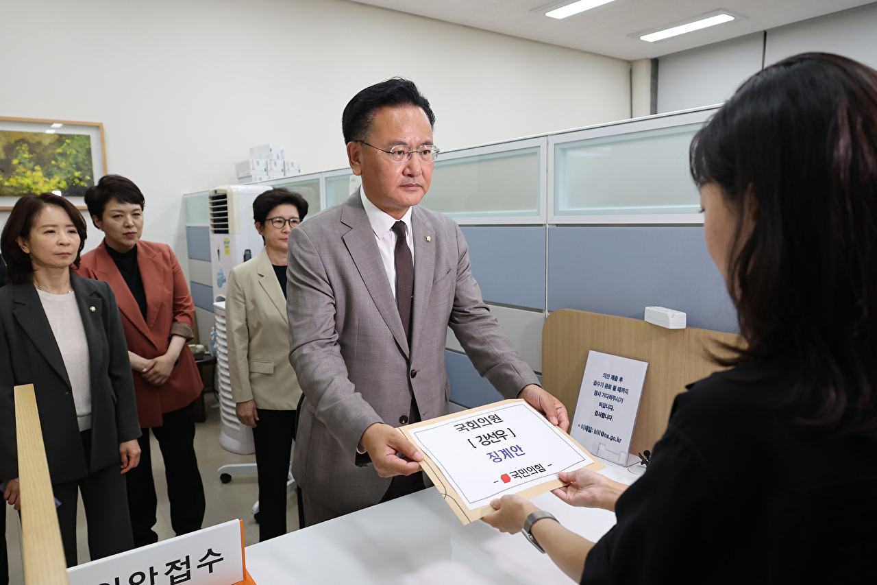 국민의힘 유상범 원내수석부대표가 24일 서울 여의도 국회 의안과에 국회의원 강선우 징계요구안을 제출하고 있다. 2025.7.24 [사진=연합뉴스]