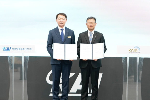 차재병 KAI 대표이사(왼쪽)와 김정희 KAIA 원장이 20일 서울 국제 항공우주 및 방위산업 전시회(2025 ADEX)가 열리고 있는 경기도 고양시 킨텍스에서 미래항공우주산업 발전을 위한 양해각서(MOU)를 체결하고 있다. [사진=KAI]