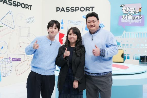 '어서와 한국은 처음이지?' 전민경 PD와 MC 김준현, 딘딘이 제작발표회에 앞서 사진 촬영을 하고 있다. [사진=MBC에브리원]