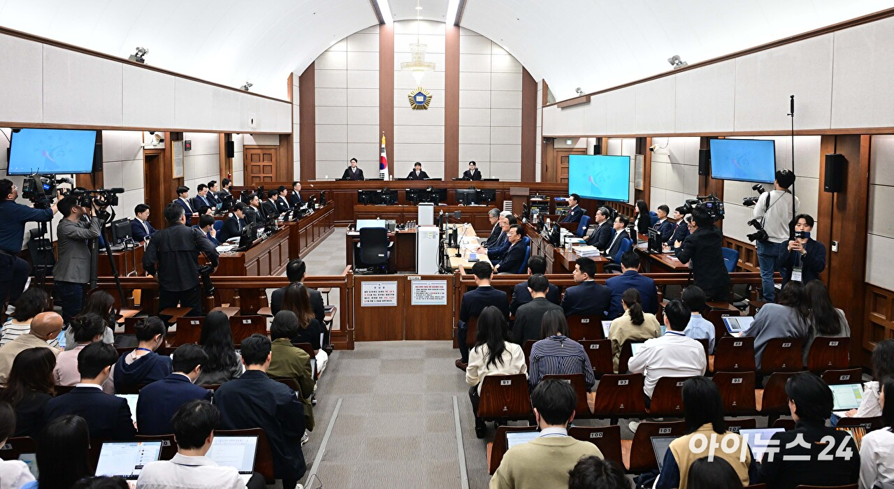 지난 4월 21일 서울 서초동 서울중앙지법에서 열린 내란 우두머리 혐의 형사재판 2번째 공판이 시작되고 있다. [사진=사진공동취재단]