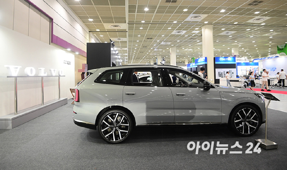 'EV 트렌드 코리아 2026'이 25일 서울 강남구 코엑스에서 열렸다. 볼보자동차코리아 부스에서 전기 세단 ES90, 전기 SUV EX90이 전시되고 있다. [사진=정소희 기자]