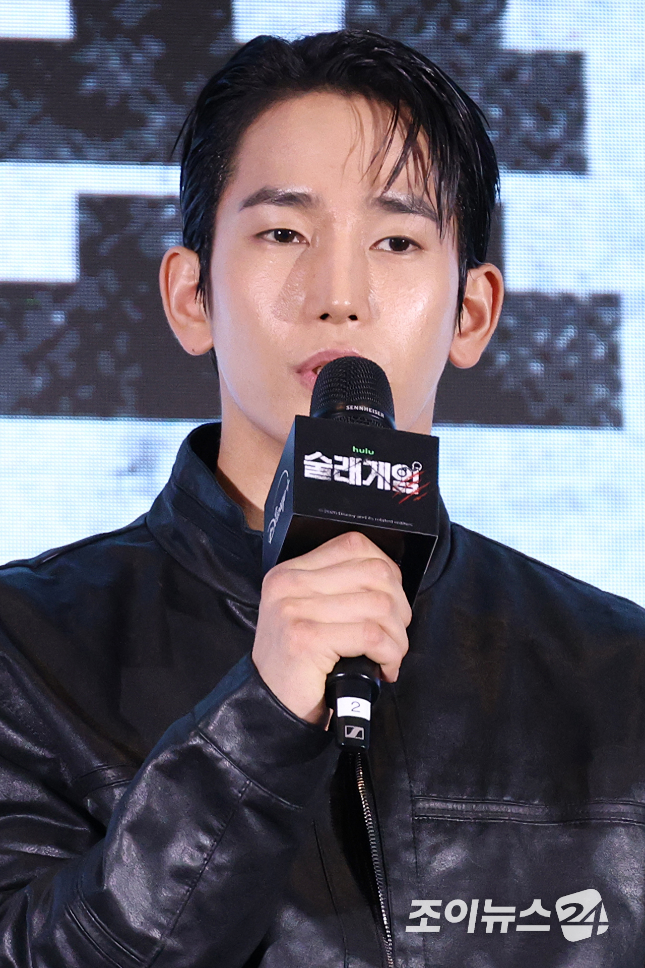 UDT 출신 미술작가 육준서가 28일 오전 서울 구로구 신도림동 더세인트에서 진행된 디즈니+ 오리지널 예능 '술래게임' 제작발표회에 참석해 포즈를 취하고 있다. [사진=문수지 기자]