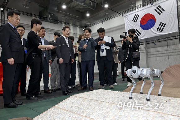 이재명 더불어민주당 대선 경선 후보가 17일 대전광역시 유성구 국방과학연구소(ADD)에서 AI기반 무인체계 연구개발 현장을 둘러보고 있다. [사진=국회사진취재단]
