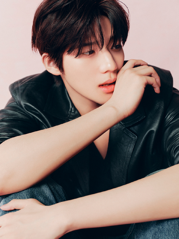 배우 문상민이 넷플릭스 영화 '파반느' 인터뷰에 앞서 포즈를 취하고 있다. [사진=넷플릭스]