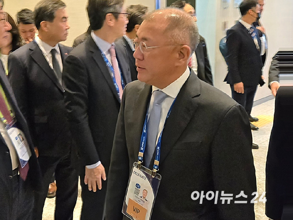 하워드 러트닉 미 상무장관이 29일 경주예술의전당에서 열린 한미 비즈니스 라운드 테이블 및 환영 만찬 참석을 위해 입장하고 있다. [사진=최란 기자]