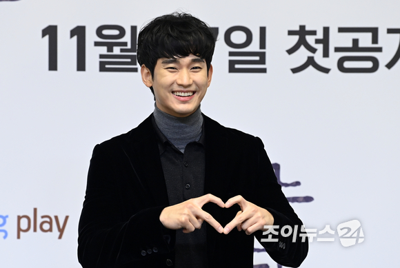 배우 김수현이 26일 오후 서울 영등포구 여의도동 콘래드 호텔에서 진행된 쿠팡플레이 시리즈 '어느 날' 제작발표회에 참석해 포즈를 취하고 있다. [사진=김성진 기자]