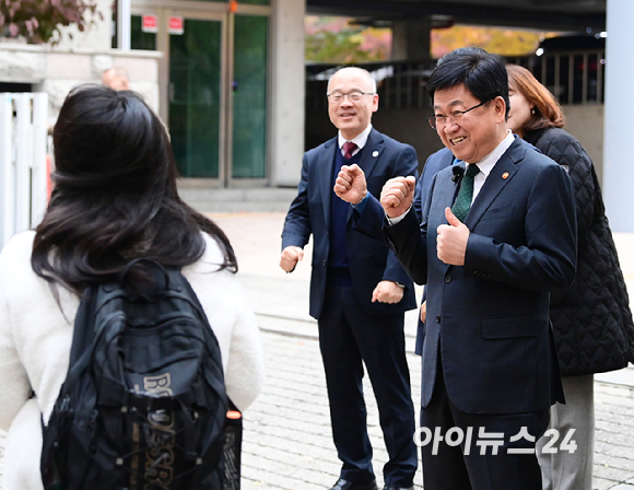 2026학년도 대학수학능력시험(수능) 일인 13일 서울 여의도여고 앞에서 최교진 교육부 장관이 수험생들을 응원하고 있다. [사진=정소희 기자]