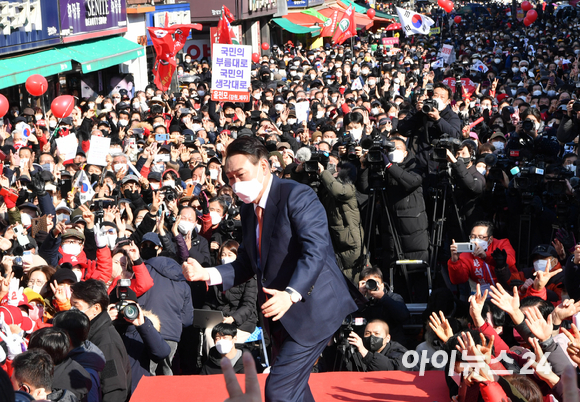 윤석열 국민의힘 대선 후보가 24일 오후 경기도 수원시 팔달문에서 열린 "국민과 원팀" 경기도 수원 집중유세에서 지지 호소를 하고 있다. [사진=김성진 기자]