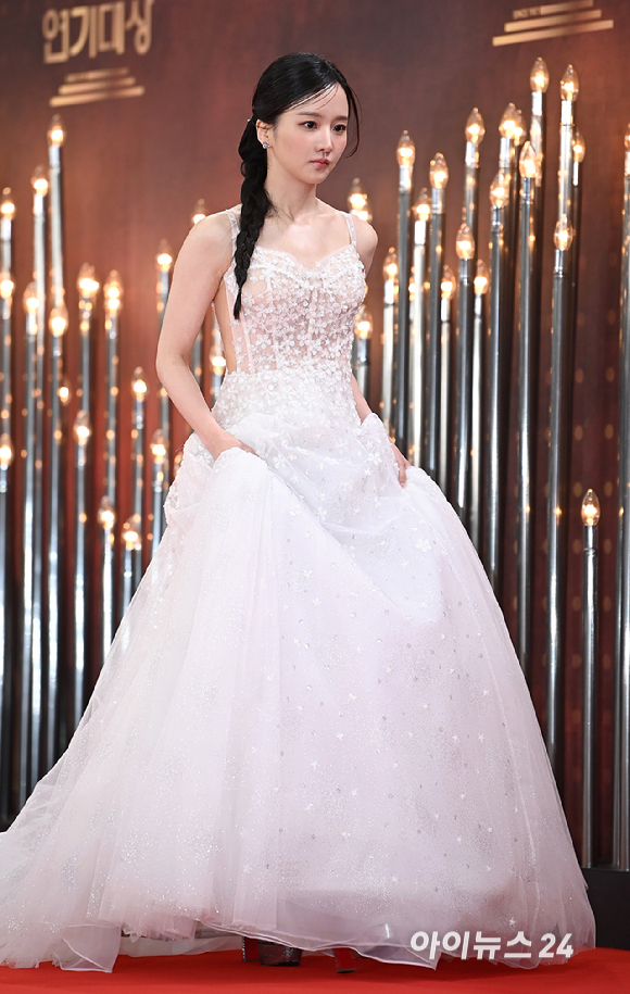 배우 박정연이 31일 오후 서울 여의도 KBS에서 열린 2025 KBS 연기대상&nbsp;레드카펫 포토월 행사에서 포즈를 취하고 있다. [사진=곽영래 기자]