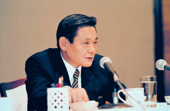 고(故) 이건희 삼성 회장은 지난 1993년 6월 7일 프랑크푸르트에서 "마누라와 자식 빼고 다 바꾸라"며 이른바 '삼성 신경영'을 선언했다.  [사진=삼성전자]
