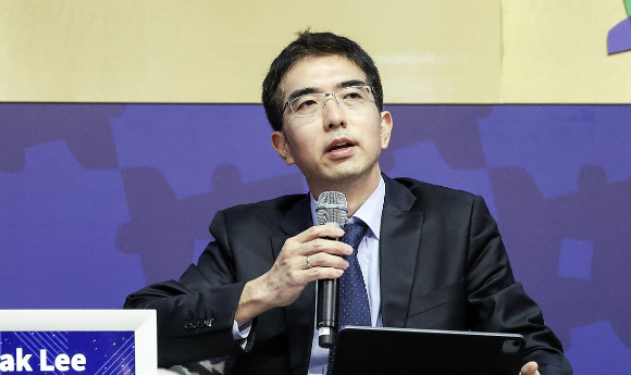 이홍락 LG AI연구원장이 30일 경북 경주시 경주예술의전당에서 열린 아시아태평양경제협력체(APEC) 정상회의 최고 경영자(CEO) 서밋(Summit)에서 '지속 가능한 혁신을 위한 차세대 AI로드맵'을 주제로 한 패널토론에 참석해 발언하고 있다. [사진=연합뉴스]