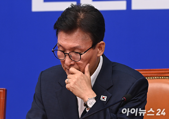 김민석 더불어민주당 당대표가 31일 서울 여의도 국회에서 열린 최고위원회의에서 자료를 살펴보고 있다. [사진=곽영래 기자]