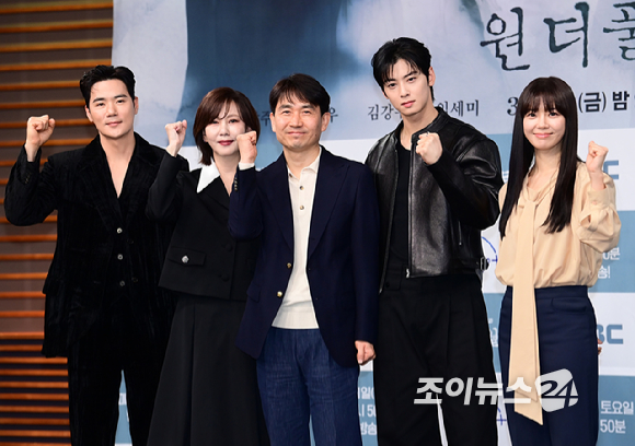 김강우-김남주-이승영 감독-차은우-임세미가 29일 오후 서울 마포구 상암동 MBC 사옥에서 열린 MBC 새 금토드라마 '원더풀 월드' 제작발표회에 참석하고 있다. [사진=정소희 기자]