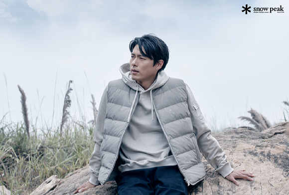 배우 현빈이 광고 촬영에서 포즈를 취하고 있다. [사진=스노우피크]