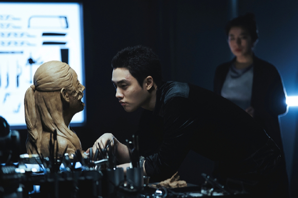 배우 지창욱이 디즈니+ 시리즈 '조각도시'에서 열연하고 있다. [사진=월트디즈니 컴퍼니 코리아]