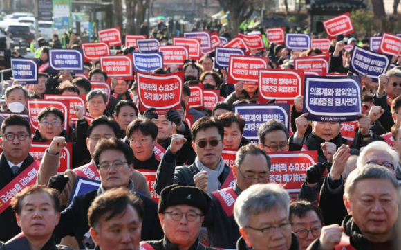 지난달 25일 서울 대한의사협회에서 '의대 정원 증원 저지를 위한 전국 의사 대표자 확대회의'를 마치고 대통령실 앞으로 행진해 온 대한의사협회 비상대책위원회와 전국 의사 대표들이 구호를 외치고 있다. [사진=뉴시스]