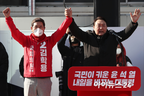 윤석열 국민의힘 대선 후보가 17일 오전 경기도 안성시 서인사거리에서 열린 '윤석열이 대한민국에 안성맞춤!' 안성 유세에서 국회의원 재보궐선거에 출마한 김학용 후보와 함께 손을 들어올리고 있다. [사진=국회사진취재단]