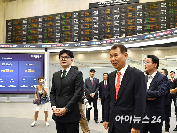 한동훈 국민의힘 대표가 27일 오전 서울 영등포구 한국거래소에서 열린 자본시장 관계자와의 현장간담회에 앞서 정은보 한국거래소 이사장의 설명을 들으며 홍보관을 둘러보고 있다. [사진=곽영래 기자]