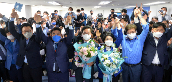 김동연 더불어민주당 경기도지사 당선인이 2일 오전 경기도 수원시 팔달구 선거사무소에서 당선이 확실시되자 꽃다발을 들고 환호하고 있다. [사진=뉴시스]