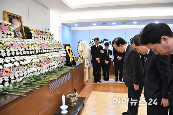 김관용 전 경북지사와 태영호 전 의원이 28일 오전 서울 종로구 서울대학교병원 장례식장에 마련된 故 이해찬 전 국무총리의 빈소에서 조문을 하고 있다. [사진=곽영래 기자]