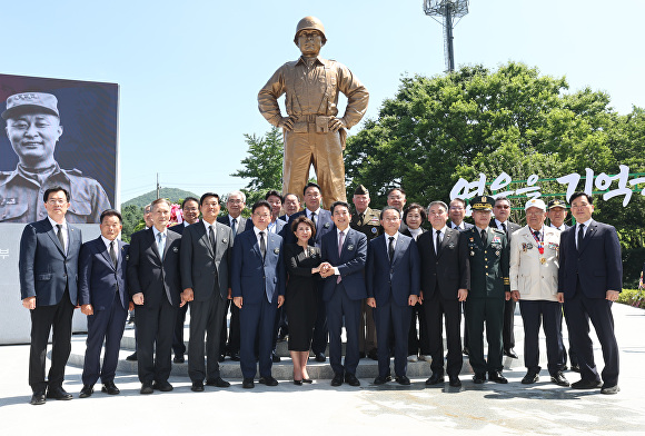 5일 경상북도 칠곡 다부동전적기념관에서 열린 백선엽 장군 동상 제막식 행사 참석자들이 기념사진을 찍고 있다. [사진=경북도청]