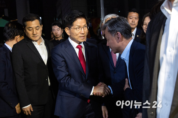 제21대 대통령 선거에서 이재명 더불어민주당 대선 후보의 당선이 확실시된 4일 새벽 김문수 국민의힘 대선후보가 기자회견을 하기 위해 서울 여의도 국민의힘 중앙당사로 들어서고 있다. [사진=정소희 기자]