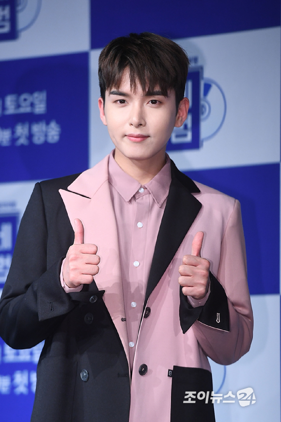 그룹 슈퍼주니어 려욱이 9일 오후 서울 여의도동 서울 마리나에서 열린 종합편성채널 TV CHOSUN 예능 '뉴트로 감성 음악여행 : 동네앨범' 제작 발표회에 참석해 포즈를 취하고 있다.
