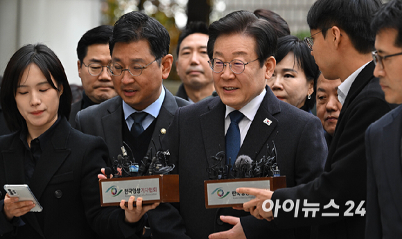 이재명 더불어민주당 대표가 25일 서울 서초구 중앙지방법원에서 열린 위증교사 혐의 사건 1심 선고공판에 출석하고 있다. [사진=사진공동취재단]