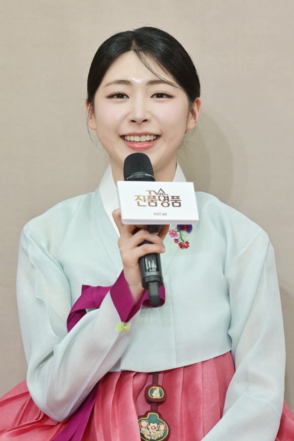 KBS 'TV쇼 진품명품' 30주년 기자간담회에 참석한 강승화, 홍주연 KBS 아나운서 [사진=KBS]