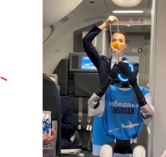 볼로댜가 승무원들과 함께 긴급 구조 장비 시연을 수행하는 모습이다. [사진=에어프로뉴스 유튜브 캡처]