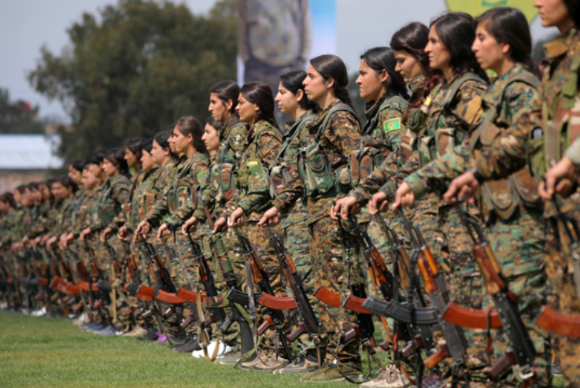 시리아 북동부 알레포 마을에서 쿠르드족 주도 시리아 민주군(SDF)을 지지하는 총력전 소집에 따라 집결한 쿠르드족 전투원들. [사진=연합뉴스]