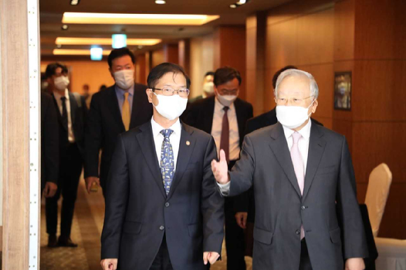 손경식 한국경영자총협회 회장(오른쪽)과 이정식 고용노동부 장관이 17일 서울 중구 롯데호텔에서 열린 주요 기업 최고인사책임자(CHO) 간담회에 참석하고 있다. [사진=경총]