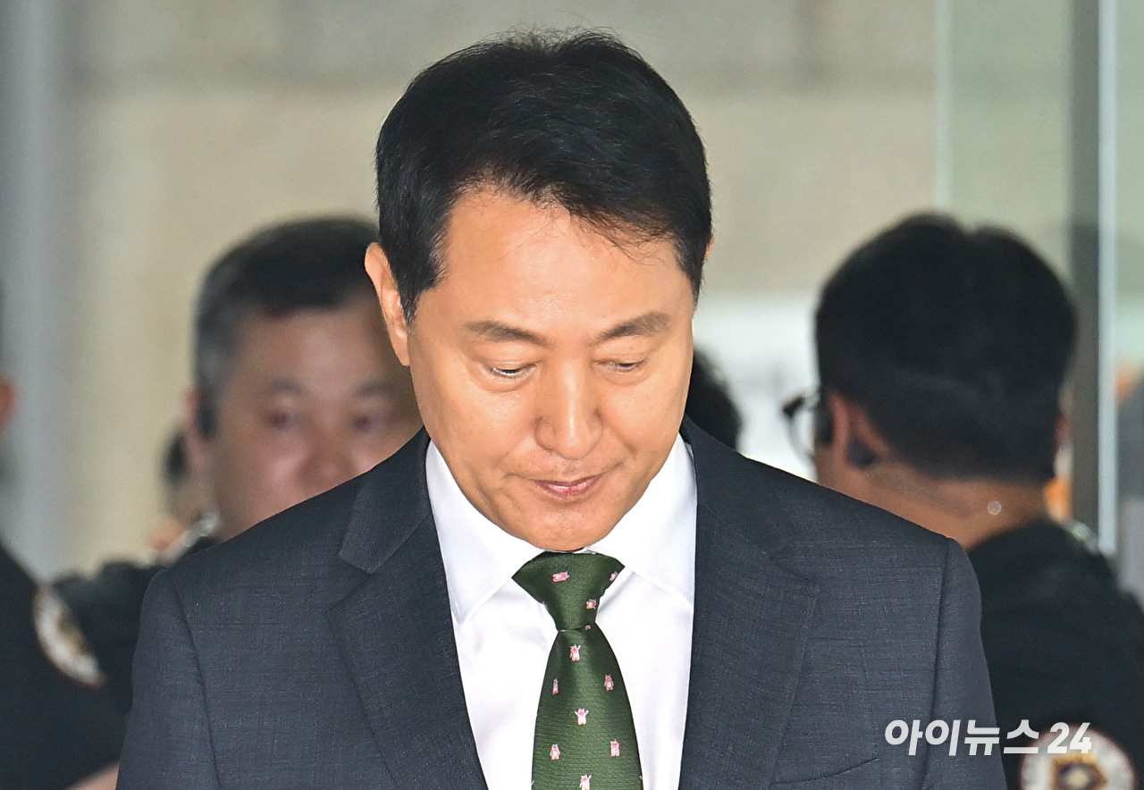 오세훈 서울시장이 22일 서울 서초구 서울중앙지방법원에서 열린 정치자금법 위반 혐의 1심 선고 공판 후 법원을 나서고 있다. [사진=사진공동취재단]