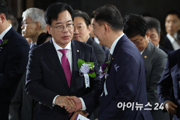 송언석 국민의힘 비대위원장 겸 원내대표와 김병기 더불어민주당 당대표 직무대행 겸 원내대표가 17일 서울 여의도 국회에서 열린 제77주년 제헌절 경축식에서 대화를 나누고 있다. [사진=곽영래 기자]