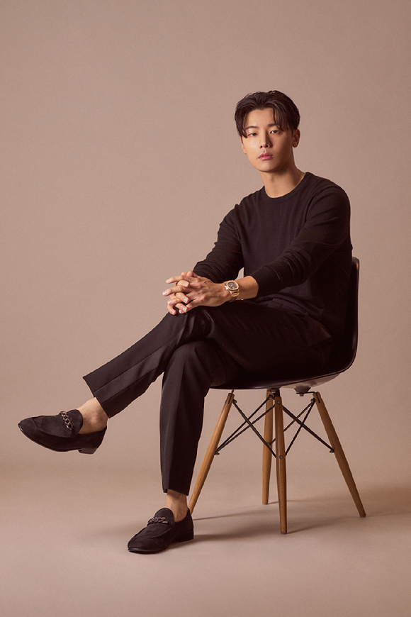 밴드 씨엔블루 멤버이자 배우 강민혁이 넷플릭스 시리즈 '셀러브리티'(연출 김철규, 극본 김이영) 인터뷰에 앞서 포즈를 취하고 있다. [사진=넷플릭스]