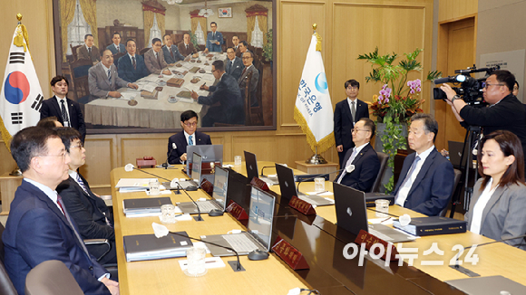 이창용 한국은행 총재가 17일 서울 중구 한국은행에서 열린 금융통화위원회 통화정책방향 회의를 주재하고 있다. [사진=사진공동취재단]